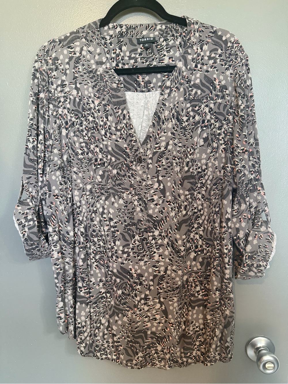 Torrid Gray Printed V-Neck Roll-Sleeve Blouse Size 2                     -C